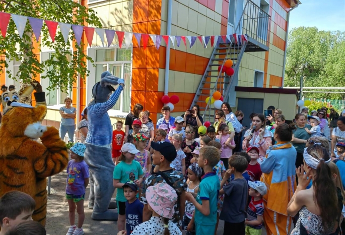 Омские справедливороссы провели праздники в честь международного дня защиты детей