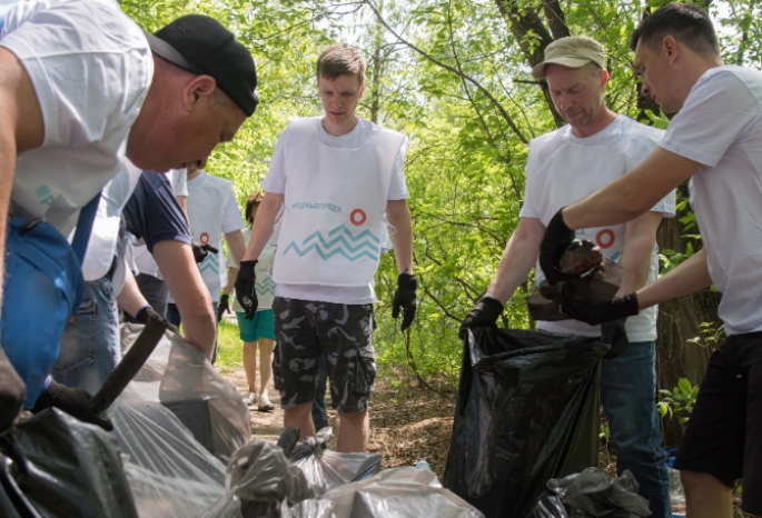 Волонтеры Омского НПЗ провели на берегу Иртыша субботник