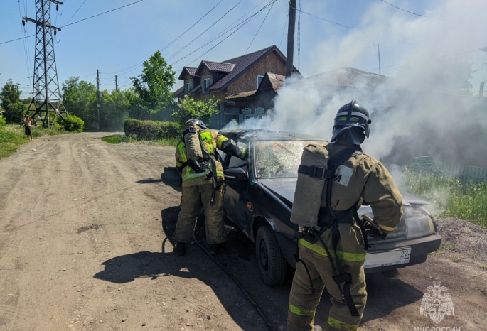 В Омске загорелась легковушка, припаркованная в частном секторе