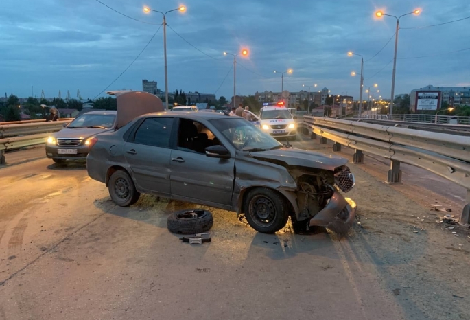 В Омске автомобиль влетел в отбойник: два человека пострадали