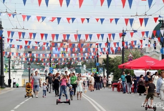 В мэрии показали баннеры и флаги, которыми за два миллиона рублей Омск украсят к Дню города