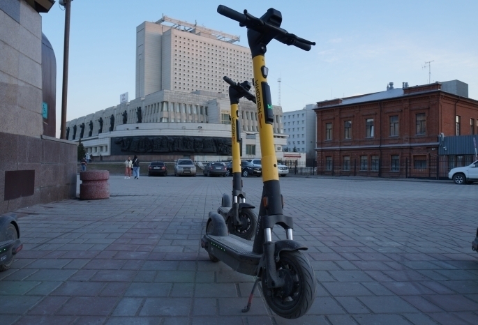 В Омске водитель внедорожника сбил девочку на электросамокате