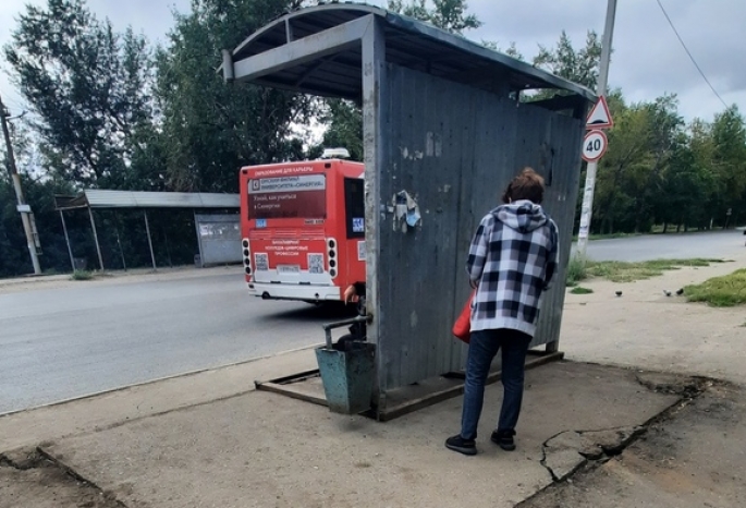 В Омске один старый остановочный павильон заменили на другой