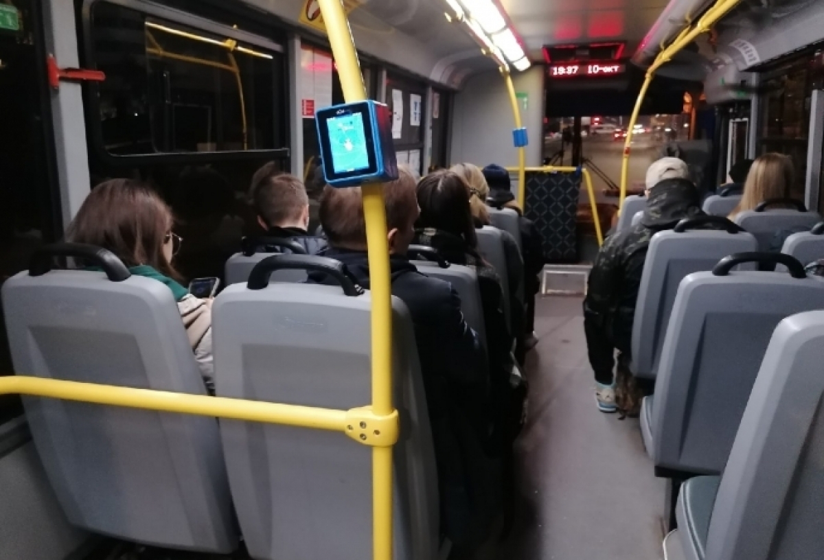В омских автобусах с валидаторами начнут работать контролеры - проверки будут снимать на камеру  