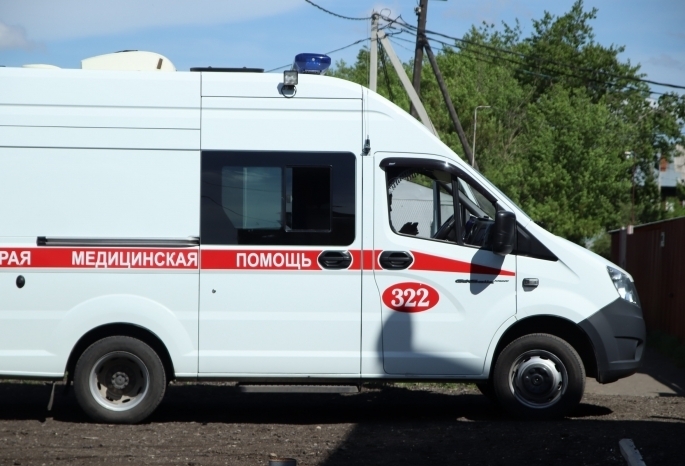 В Омске трехлетняя девочка упала в резко затормозившем автобусе
