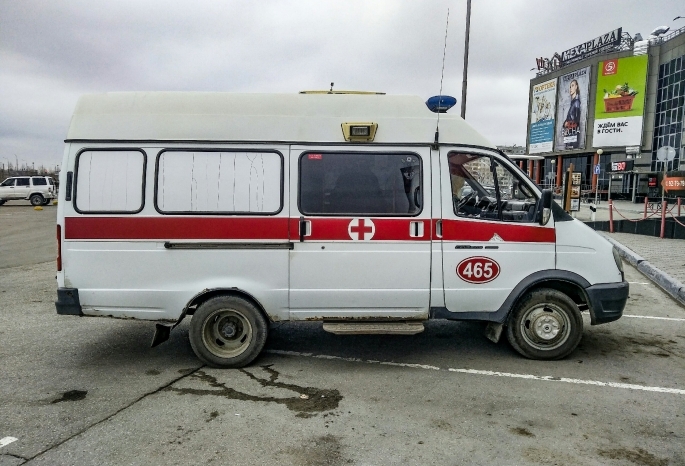 В Омской области в аварии с иномаркой и дорожным трактором пострадали пять человек