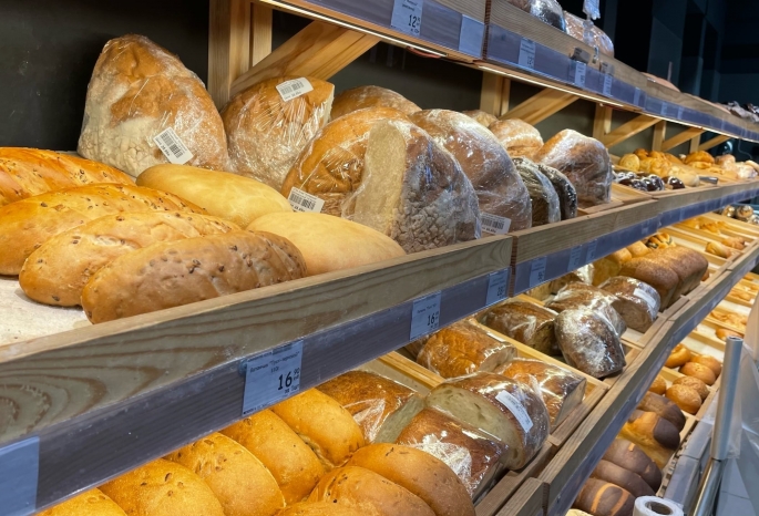 В 2 раза чаще заказывают доставку еды и едят еще больше хлеба: статистики показали, как изменились траты омичей