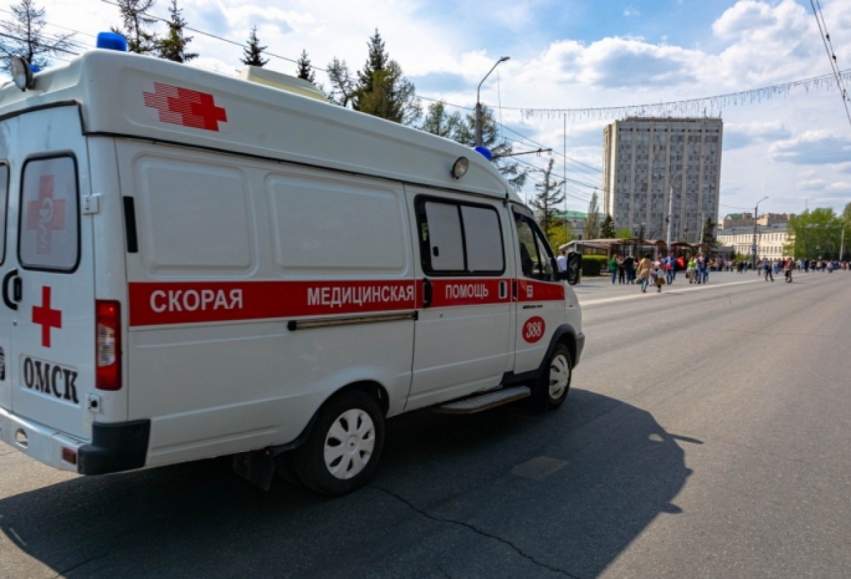 В Омске на остановке столкнулись автобус и троллейбус - пострадал один пассажир