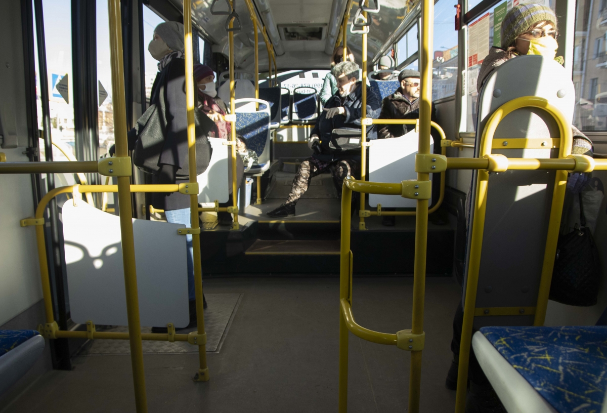 Маленькие автобусы — как отдельное издевательство»: омичи массово жалуются  переполненный транспорт в часы пик