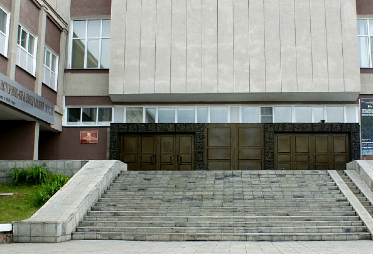 В омском краеведческом музее старые двери заменят на новые ударопрочные