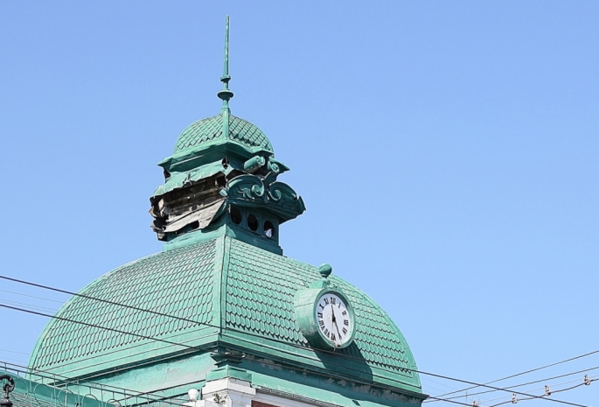 В Омске суд обязал собственников отреставрировать башню здания с часами на улице Ленина