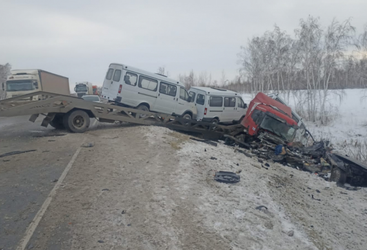 На трассе Тюмень - Омск в аварии с фурой, груженной «Газелями», погиб водитель