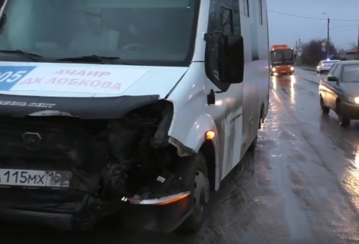 В Омске водитель маршрутки не заметил аварию на дороге и сам устроил ДТП: пострадала пассажирка