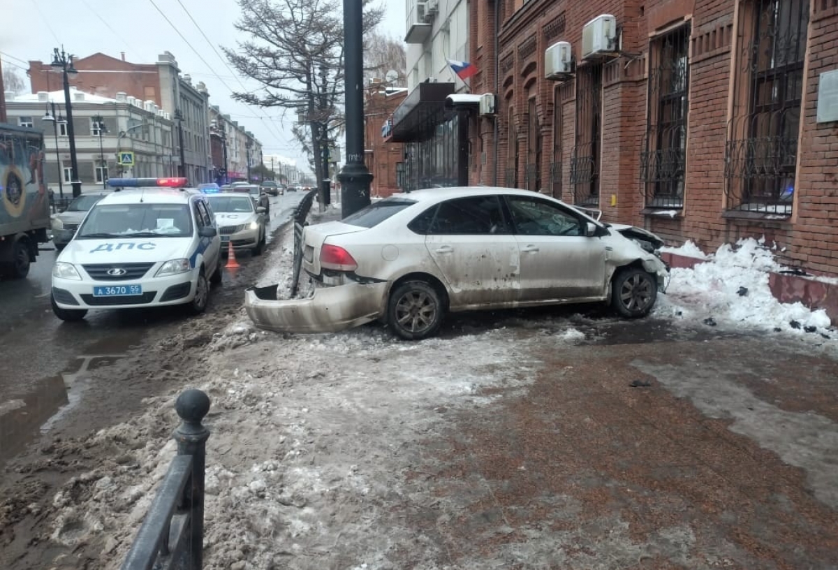 В центре Омска после ДТП машину вынесло на тротуар, где она сбила двух  пешеходов