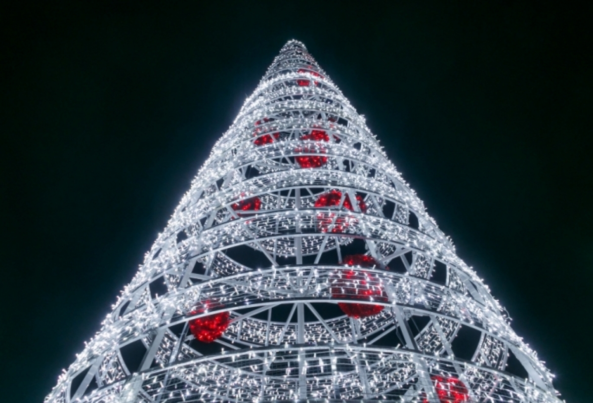 «Ель новогодняя с проходом, елки-неон, льдинки, снежинки и огромные баннеры» — стало известно, как украсят Омск к Новому году