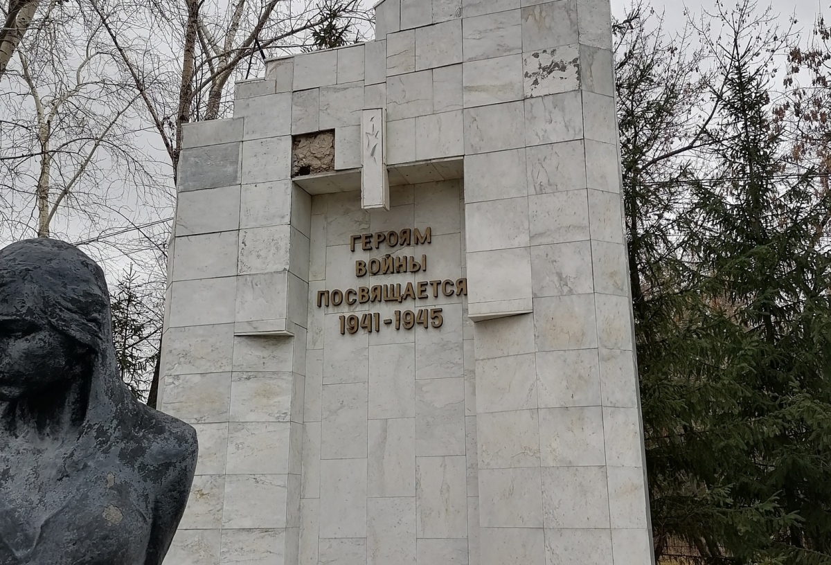Омичи пожаловались на разрушающийся памятник герою Советского Союза Елизавете Чайкиной
