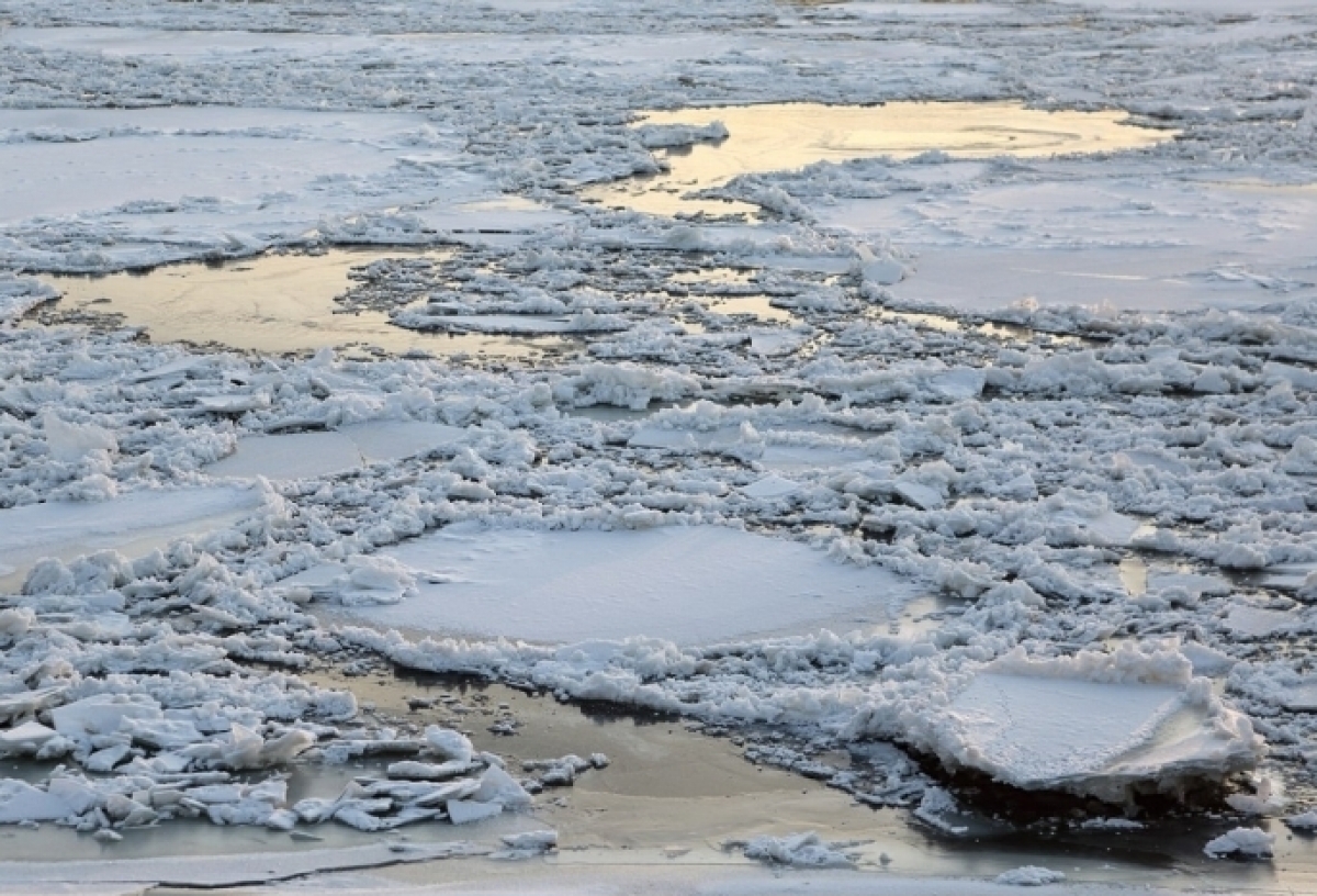 В Омской области под лед провалился рыбак - спасти его не удалось