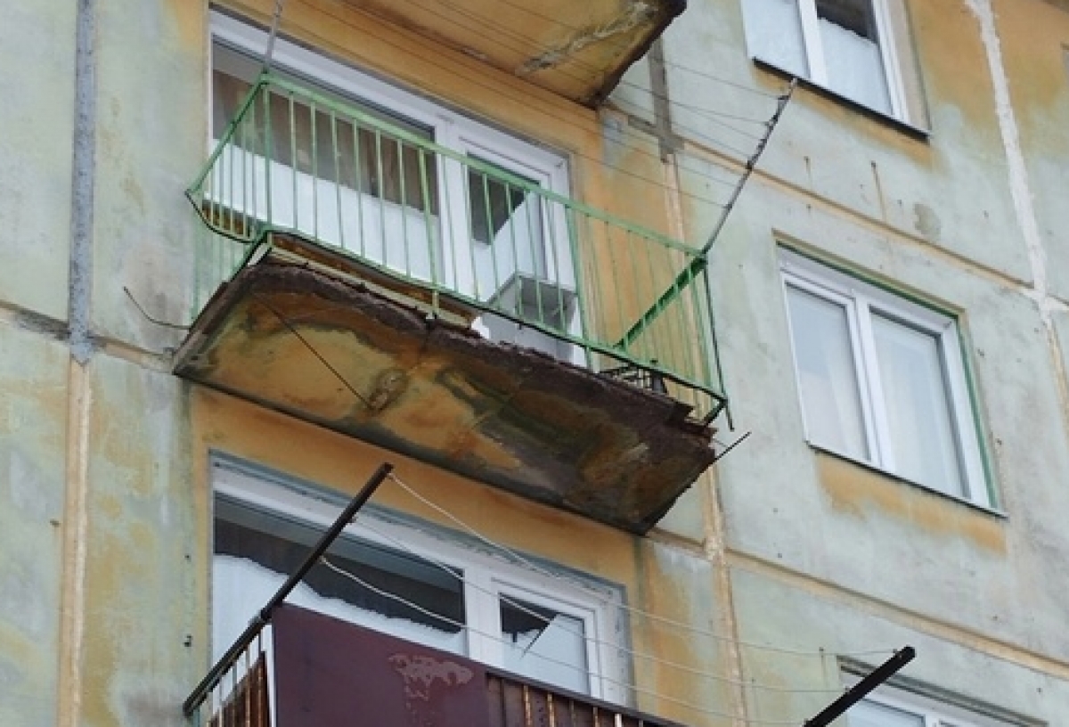 В Нефтяниках кусок бетона, отвалившийся от балкона, едва не попал в коляску (ОБНОВЛЕНО)