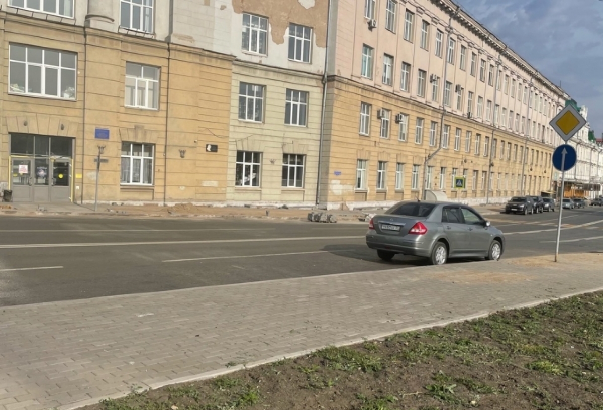 Плитку и брусчатку в Омске будут чистить с помощью специальных машин