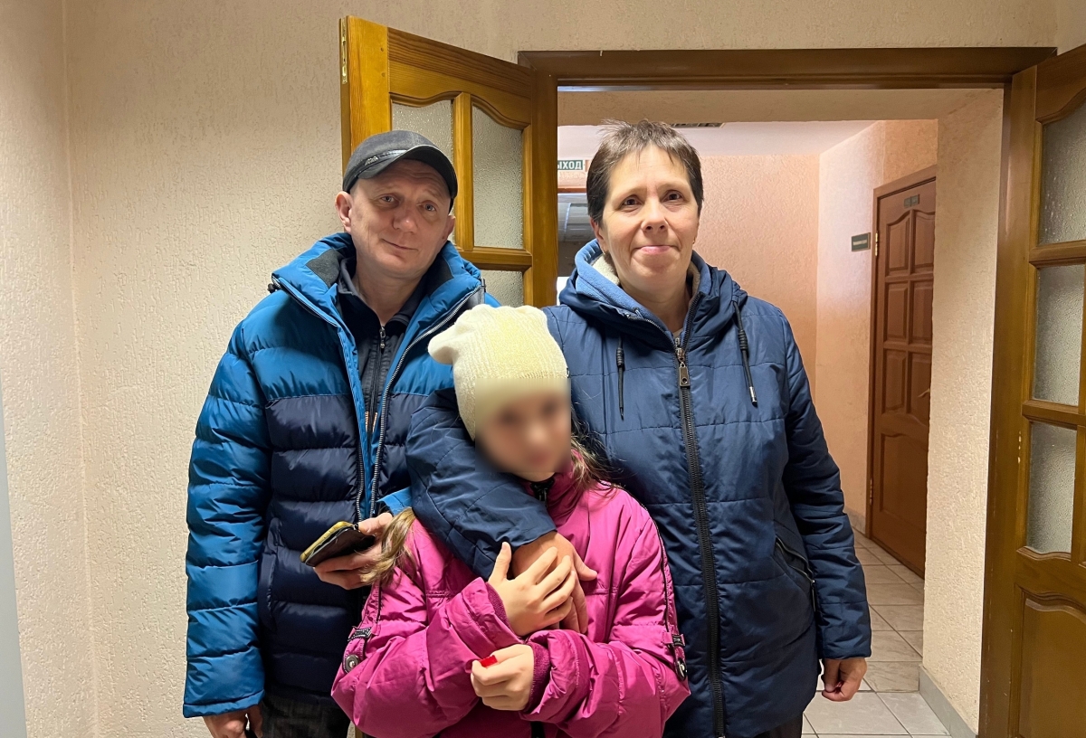 Девочку, переданную из Омска в приемную цыганскую семью, вернули родителям