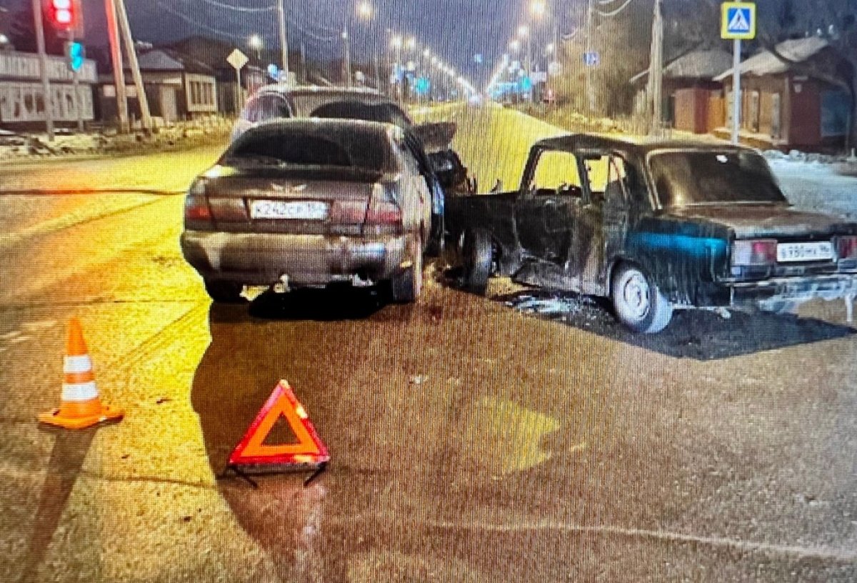 В Омске водитель устроил тройное ДТП, бросил машину и скрылся пешком