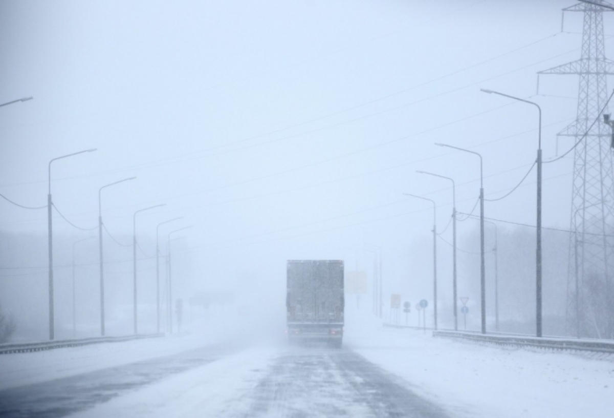Трассы в Омской области закрыли для пассажирского транспорта: в регионе дождь со снегом, туман и сильный ветер