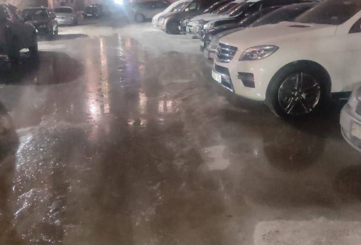 В Омске случился очередной порыв на сетях: холодной водой залило дорогу и парковку