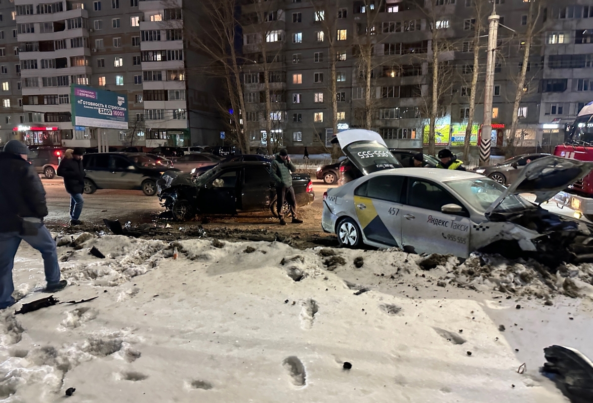 На Левобережье из-за выезда на встречку произошла жесткая авария с участием  такси