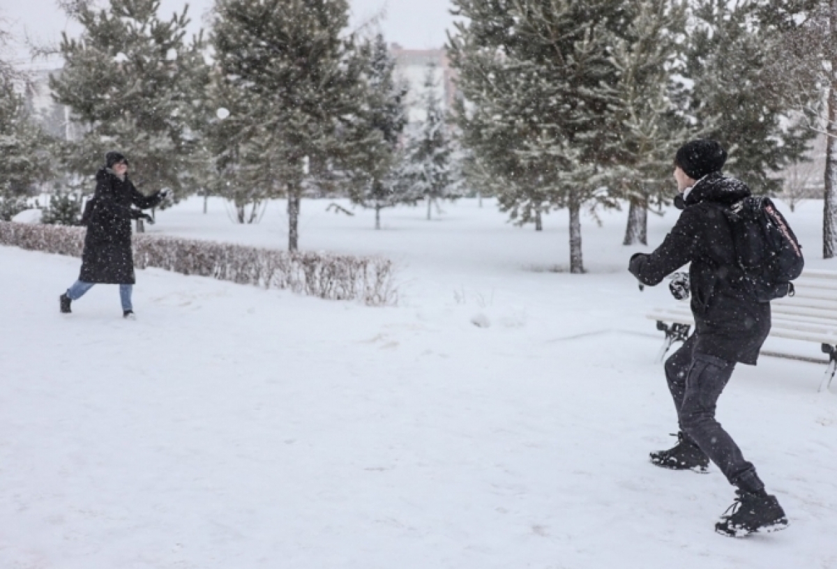 Синоптик крутая горка омская область погода. Омск Snow today. Омская область зимой. В школу по сугробам Омск. 23 Февраля снег.