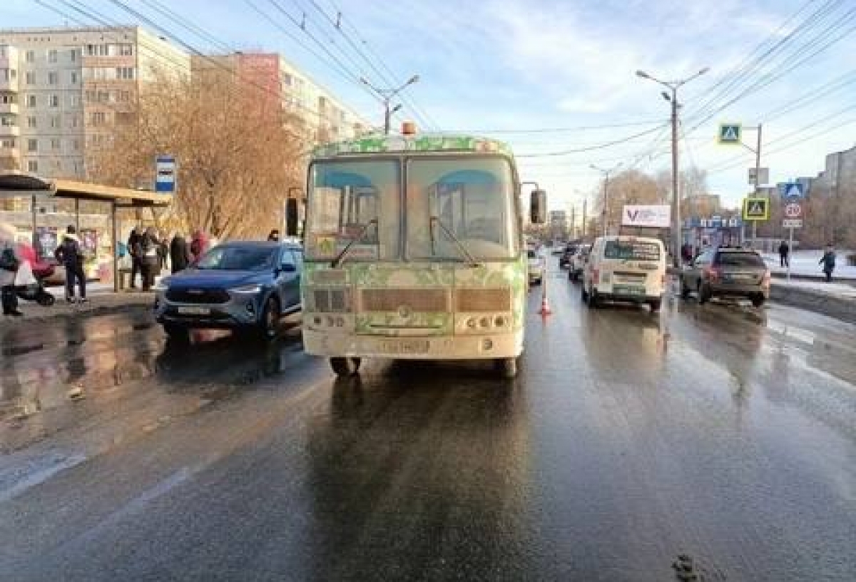 В Омске пассажирский автобус насмерть сбил женщину на переходе