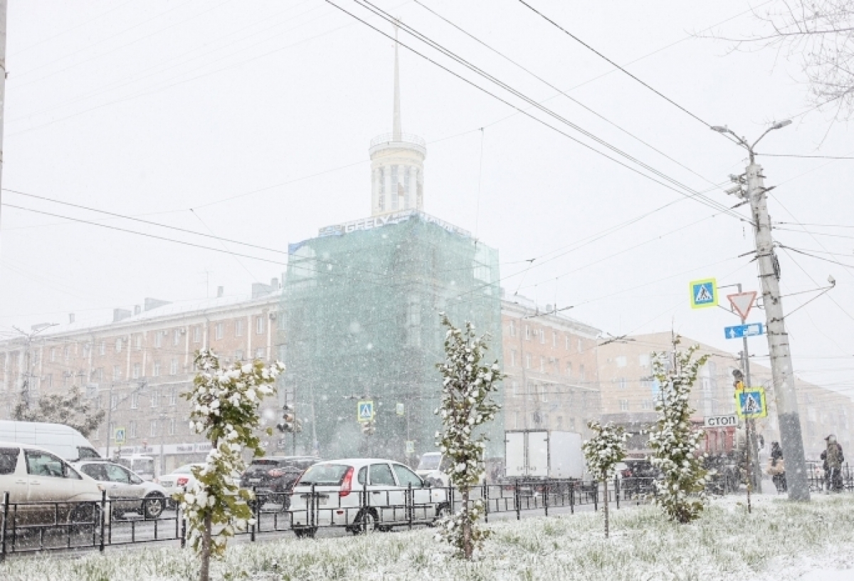 В омске выпадет снег. Омск метель. Снегопад в Омске. Омск снегопад 2014 год. Метель в Омске сегодня.