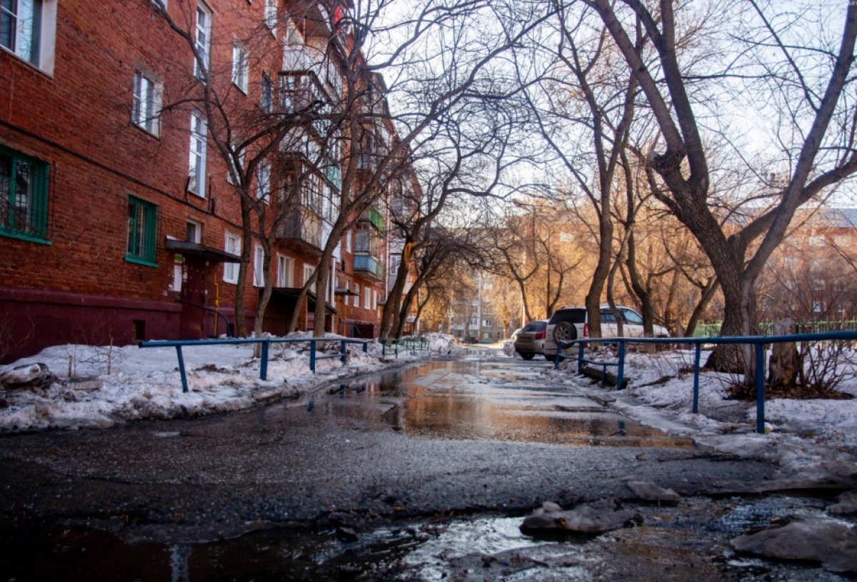 В Омске в районе ул. Рабочих случился порыв теплотрассы: среди домов разлилось озеро кипятка (видео)