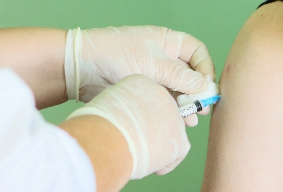 Мэрия Омска выделила более 300 тысяч рублей на вакцинацию дорожников от энцефалита 