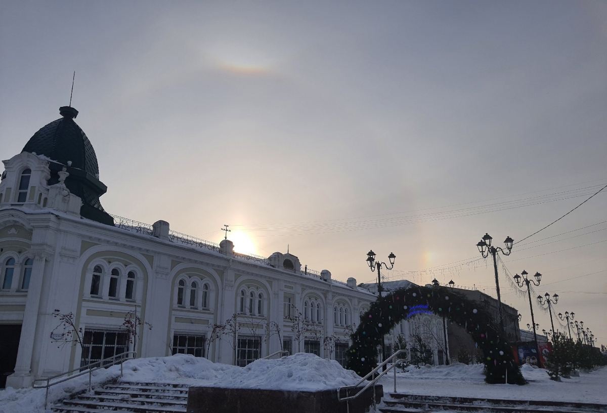 В последний день года омичи засняли в небе солнечное гало