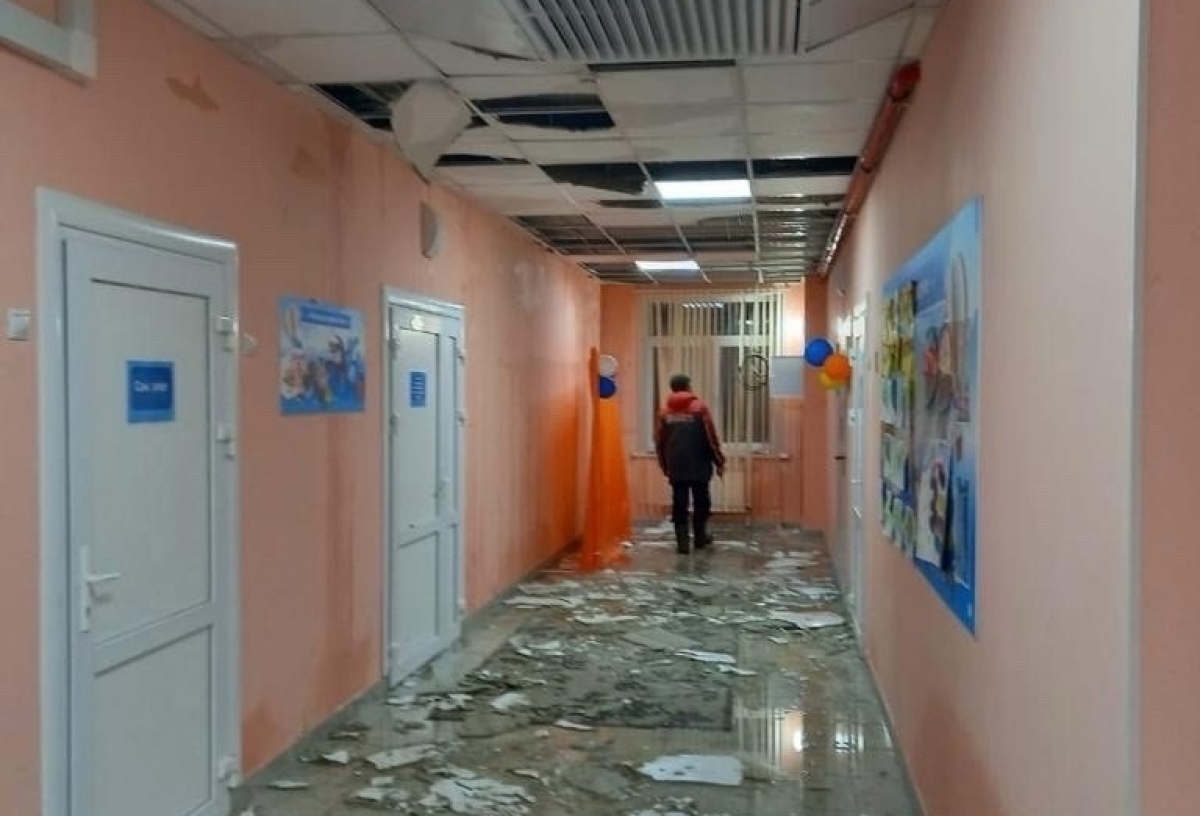 В новом детском саду в Большеречье рухнул потолок - здание сдали в эксплуатацию этой осенью