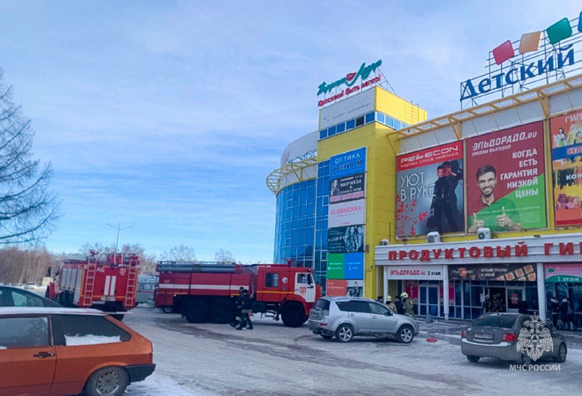 В омском ТЦ произошел пожар - эвакуировано более 400 человек, сгорел  магазин одежды