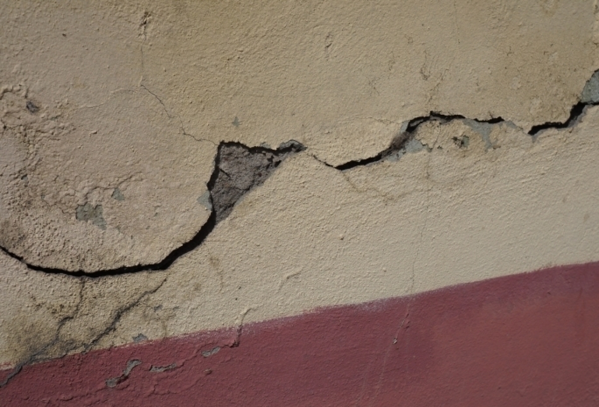 «Получил ссадины и ушиб»: В Омской области на школьника во время перемены с потолка упала штукатурка 