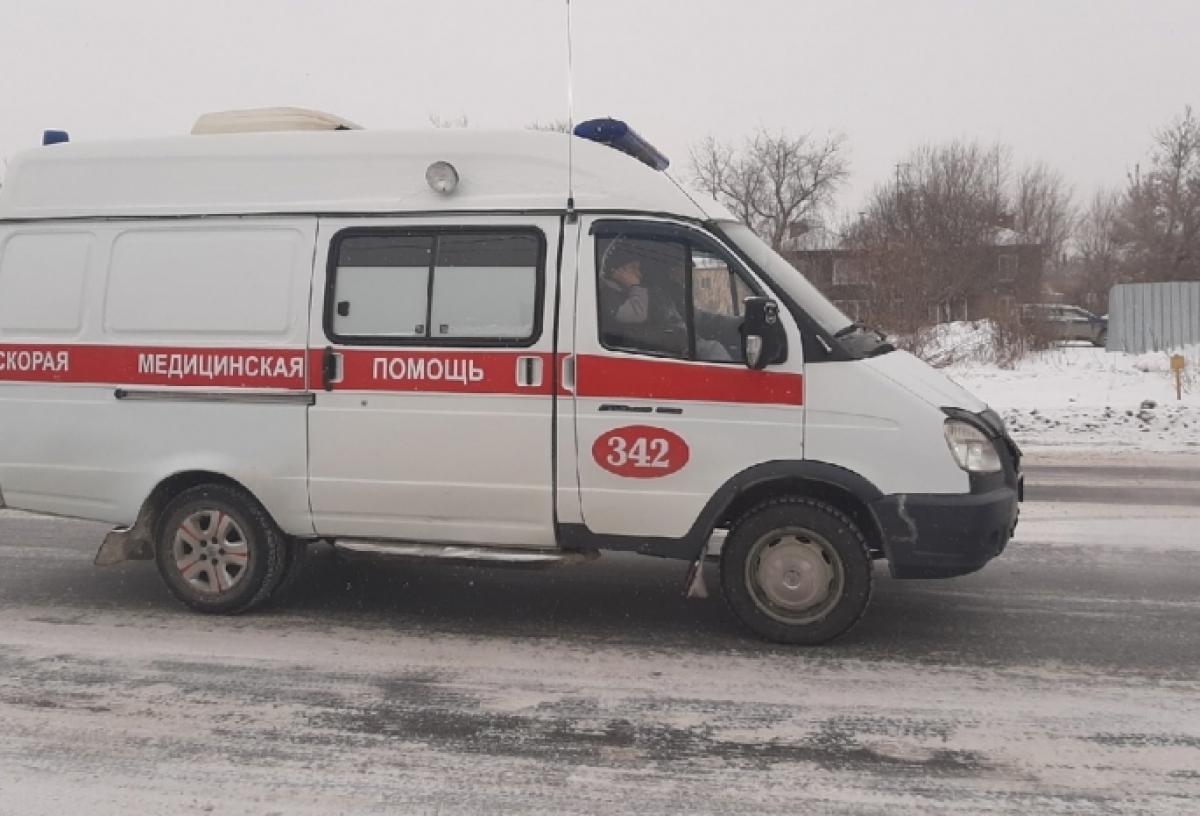 На трассе в Омской области столкнулись лоб в лоб два грузовика: водитель КамАЗа погиб