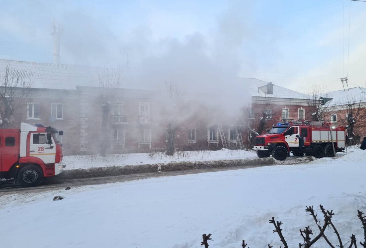 В Омске из-за пожара в общежитии эвакуированы 27 человек, перекрыто  движение | 19.01.2024 | Омск - БезФормата