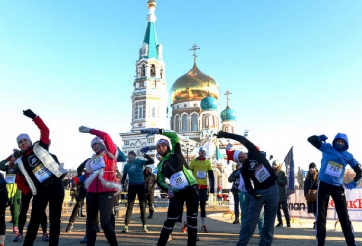 Бьюти-бегунья и Безумный Шляпник: В Омске выберут самый оригинальный костюм Рождественского марафона