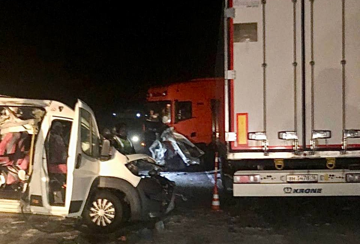 Микроавтобус с вахтовиками попал в аварию на трассе в Омской области - два человека погибли