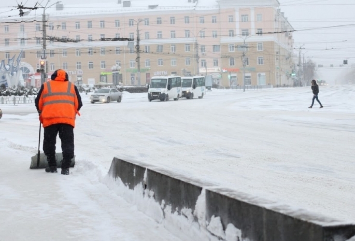«Обозначить сроки решения вопроса невозможно» - уже больше недели УДХБ очищает Омск от снега, а в ближайшие дни обещают новые снегопады