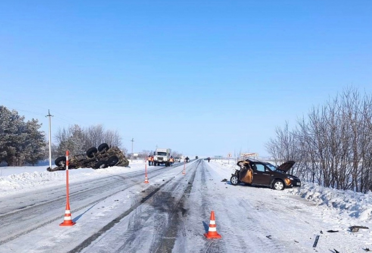 В Омской области жесткая авария с большегрузом: один водитель погиб на месте