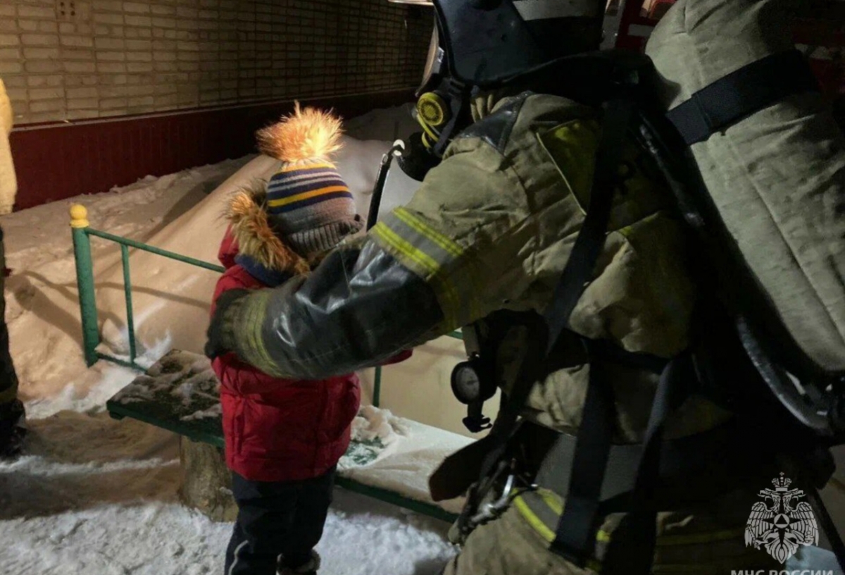Из-за ночного пожара в Омске эвакуировали 13 человек, из них пятеро детей