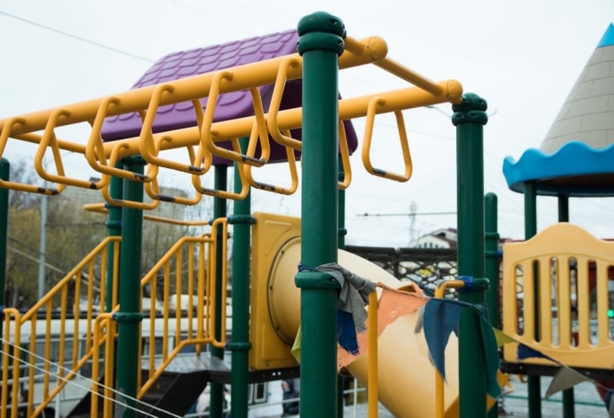 На окраине Омска появится площадка для воркаута и детский игровой комплекс за 3,8 млн рублей