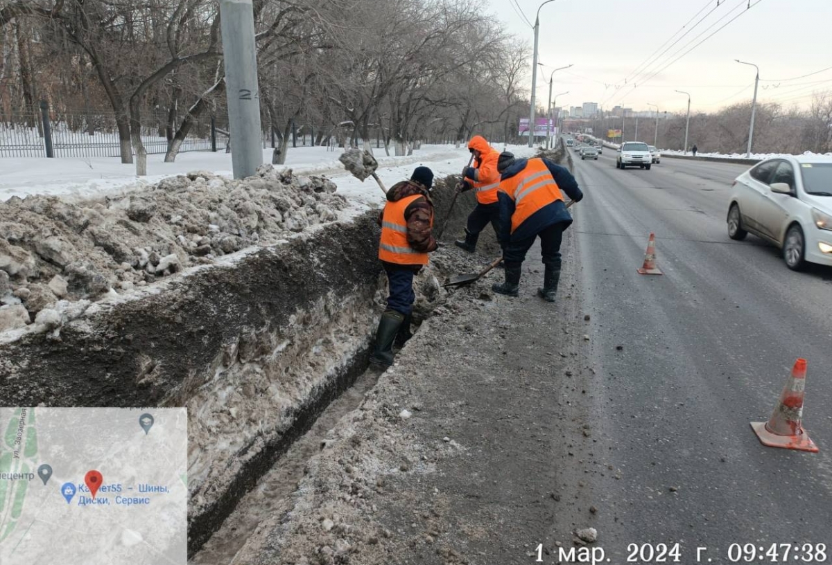 С установлением в Омске весенней погоды дорожники начали заделывать ямы