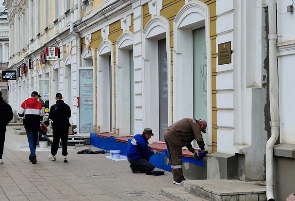 Владельцы омского ресторана решили перекрасить фасад здания на улице Ленина  в ярко-синий цвет | 08.04.2024 | Омск - БезФормата