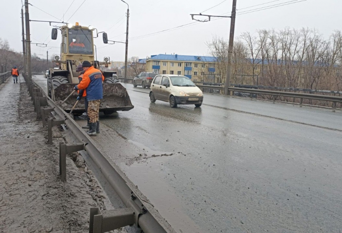 Омские дорожники ежедневно откачивают около тысячи кубометров талой воды