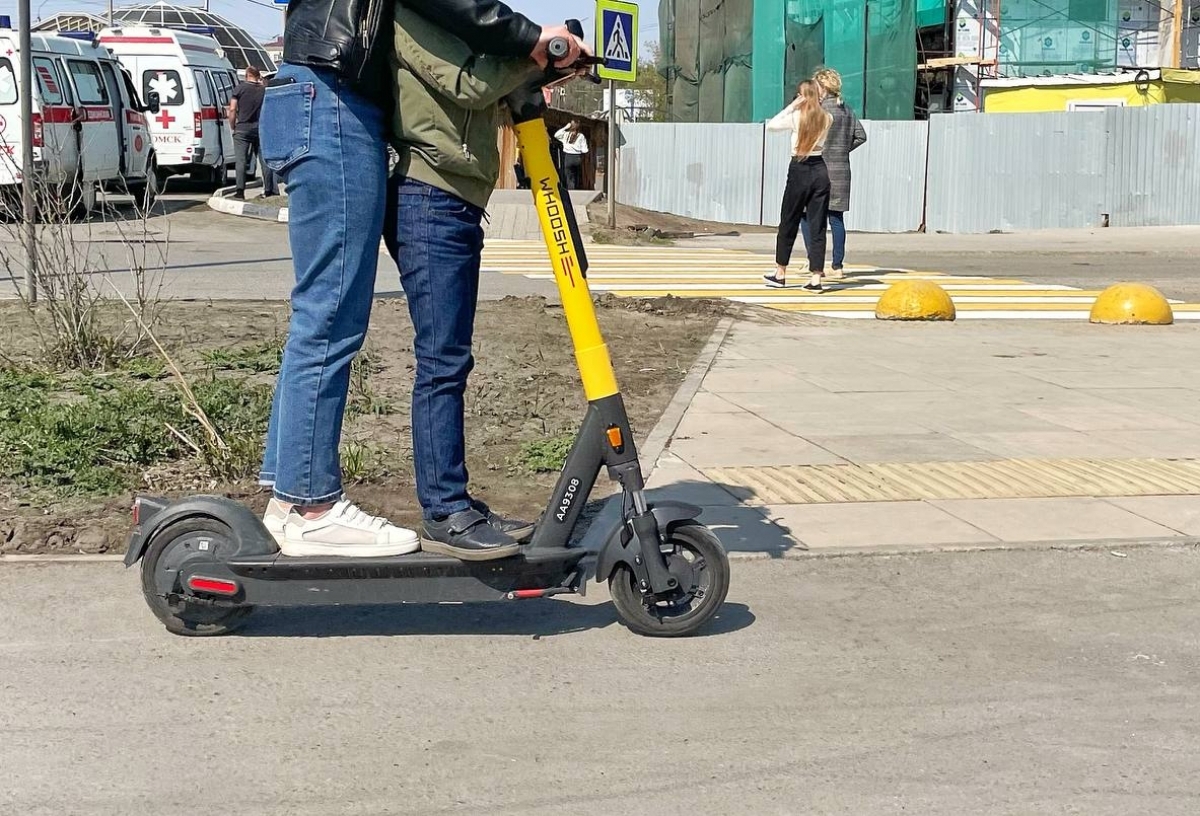 Двух школьниц на одном электросамокате сбила машина в центре Омске