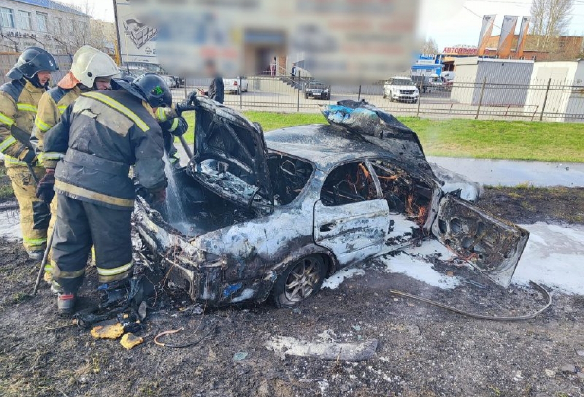 В Омске после ДТП сгорел автомобиль: водитель и пассажир в больнице